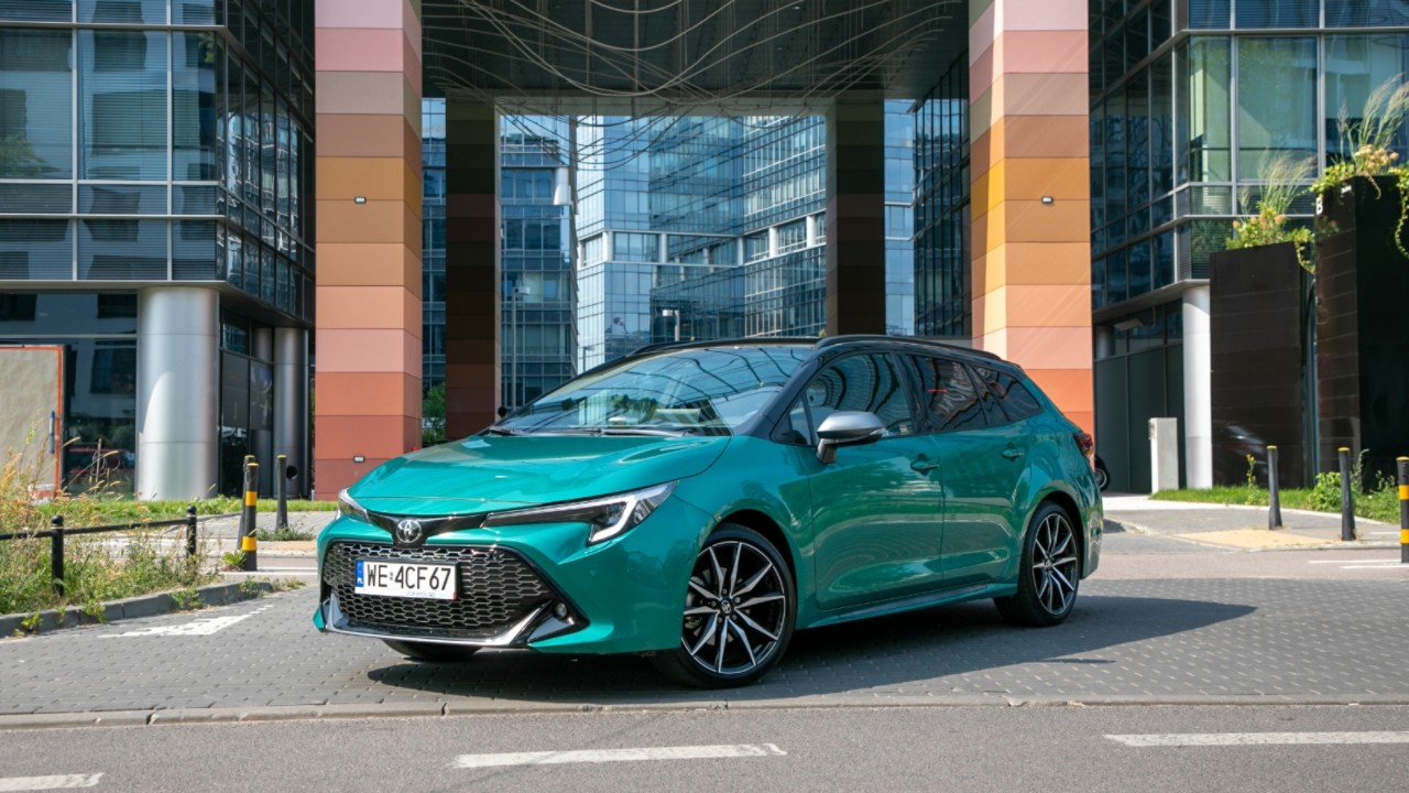 Toyota Corolla wyjeżdżająca z garażu